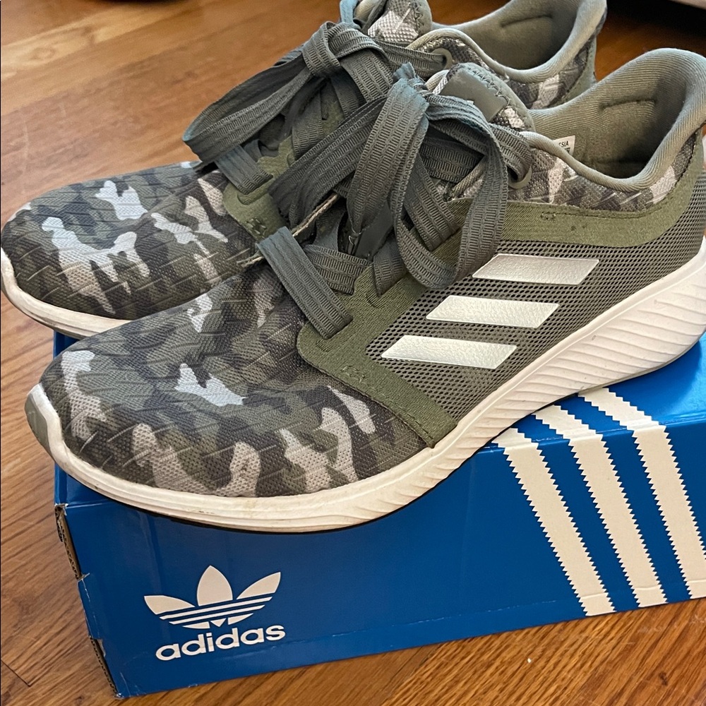 Like new! Fun iconic Adidas iconic design Woman’s Luxe edge bounce camo sneakers